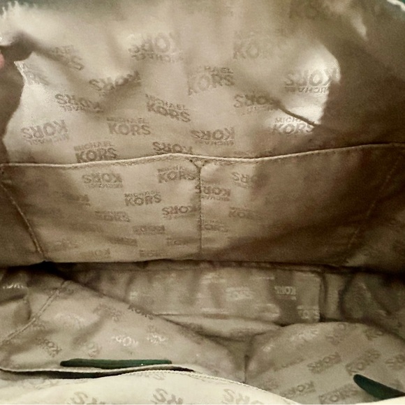 Michael Kors: Kelly Green, Hobo/ Crossbody - Picture 6 of 7